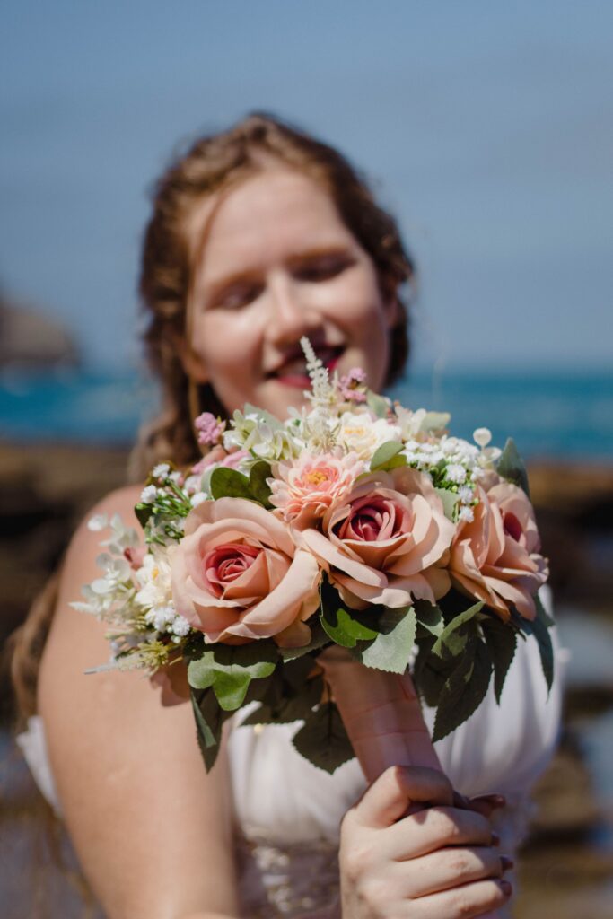 bruiloft foto strand bloemen