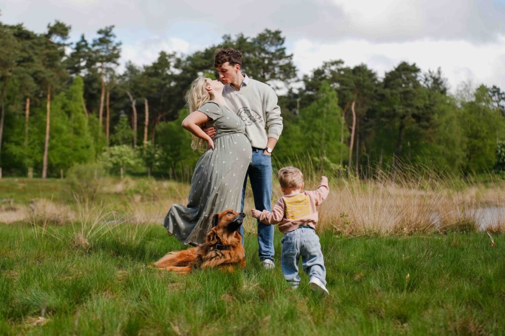 zwangerschaps fotografie grasveld