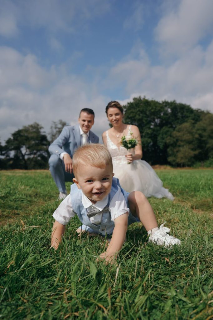 bruidspaar met kind foto